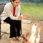 Rucha Hasabnis Instagram - My most favourite thing about winters. Chilly night. Bonfire. Music. Quality time with your loved ones. . . #winterlove #happiness