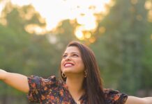 Rucha Hasabnis Instagram - Welcoming the new year with a 💋 This is OUR year ☀️ #2022 #bringiton #allready 📸- @kaustubh_gokhale