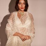Ruhi Singh Instagram - Maharani 👑 Wishing you and your family a prosperous Dhanteras 🙏 Photo @amitkhannaphotography Hmua @makeupbynidhhikaushal Styling @styledby_niral Saree @ranbirmukherjee Accessories @rentnflauntindia