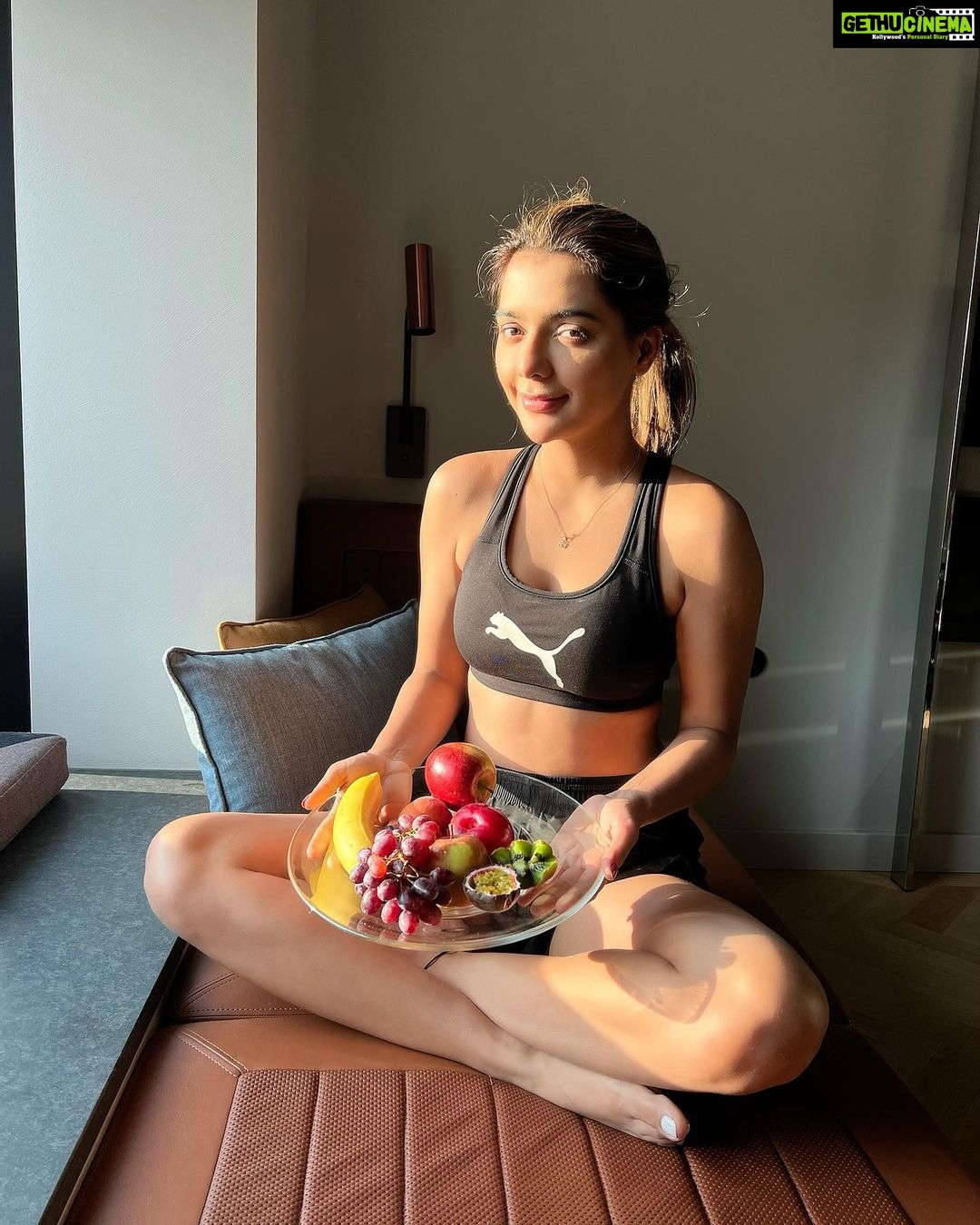 Ruhi Singh Instagram - Felt cute might delete later lol No make up, just a great feeling ❤️ also a reminder to stop trying to be perfect and just embrace and celebrate yourself! High time we stopped worrying about oh my god is my hair ok, or will I be liked enough, am I doing enough! (Trust me, I’ve had quite the journey lol) Come on stop it you! You’re wonderful, you’re perfect, you’re God’s creation, and nothing can stop you once you see yourself as the goddess that you are! Let’s laugh more, be nice to people and stress less. So now go! win!