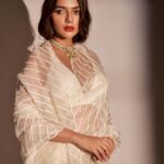 Ruhi Singh Instagram - Maharani 👑 Wishing you and your family a prosperous Dhanteras 🙏 Photo @amitkhannaphotography Hmua @makeupbynidhhikaushal Styling @styledby_niral Saree @ranbirmukherjee Accessories @rentnflauntindia