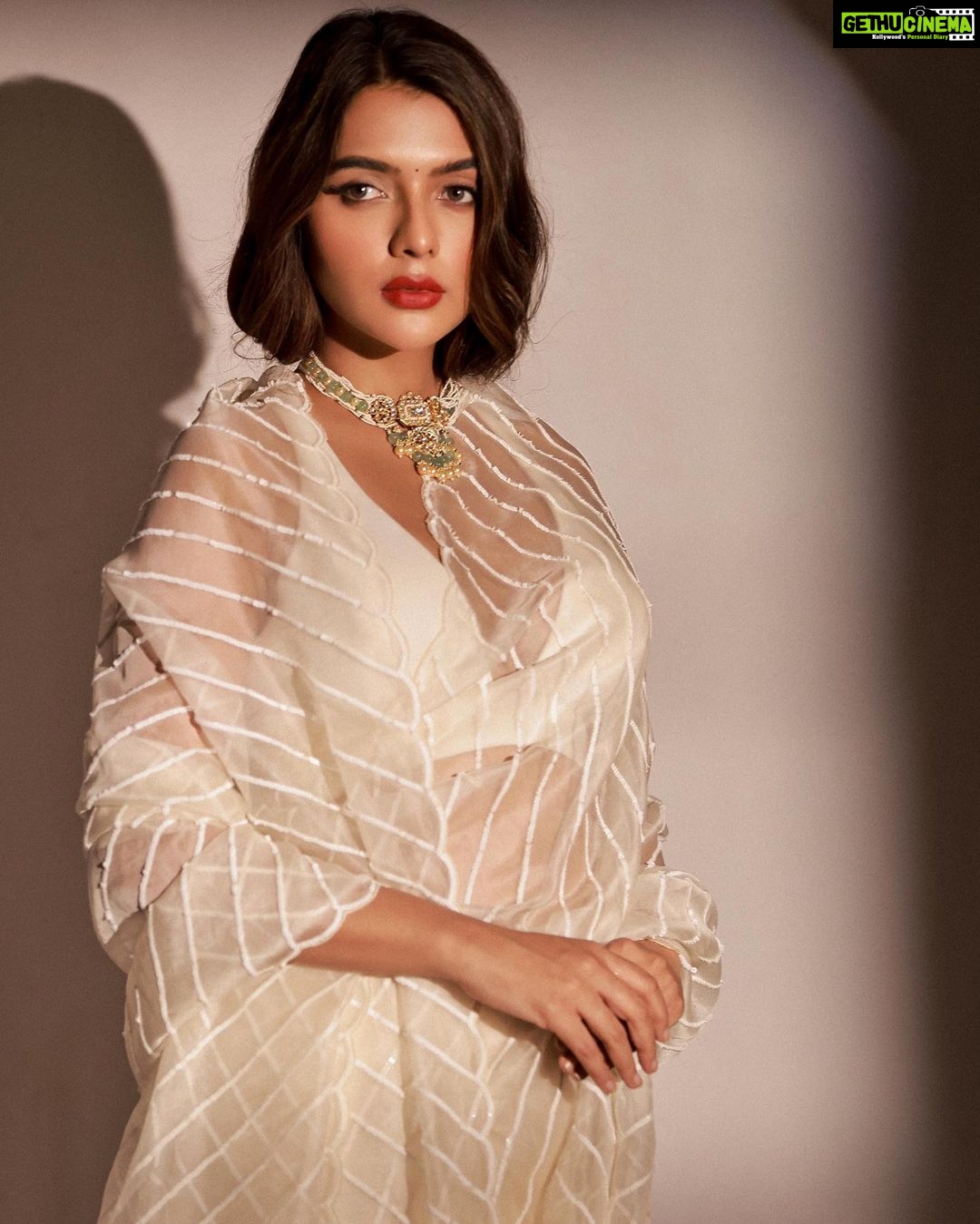 Ruhi Singh Instagram - Maharani π Wishing you and your family a prosperous Dhanteras π Photo @amitkhannaphotography Hmua @makeupbynidhhikaushal Styling @styledby_niral Saree @ranbirmukherjee Accessories @rentnflauntindia