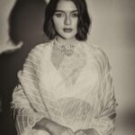 Ruhi Singh Instagram - Maharani 👑 Wishing you and your family a prosperous Dhanteras 🙏 Photo @amitkhannaphotography Hmua @makeupbynidhhikaushal Styling @styledby_niral Saree @ranbirmukherjee Accessories @rentnflauntindia