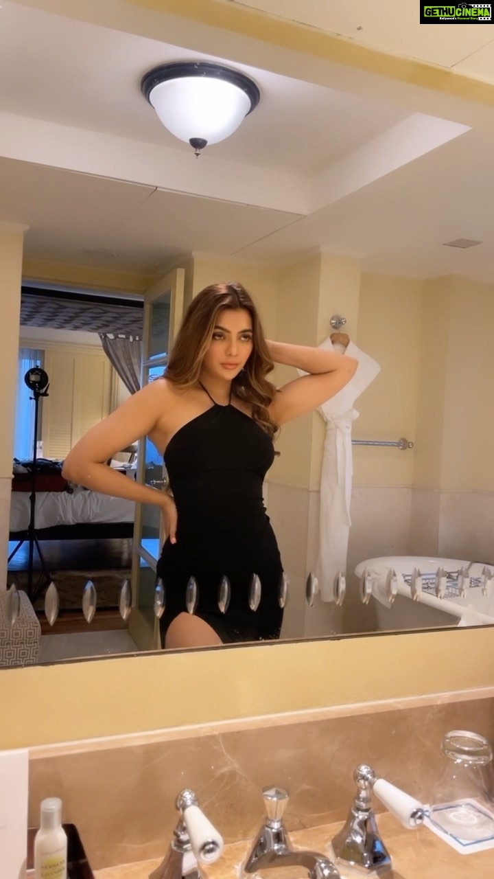 Ruhi Singh Instagram - Conversation with self in the ladies room 😂