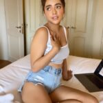 Ruhi Singh Instagram - Nah I can pretty much handle myself in this gangsta world 🤣😋 Behind the scenes from today’s photoshoot with none other than @shotbynuno Hmua @muadivyashetty #reelsinstagram #reelsindia