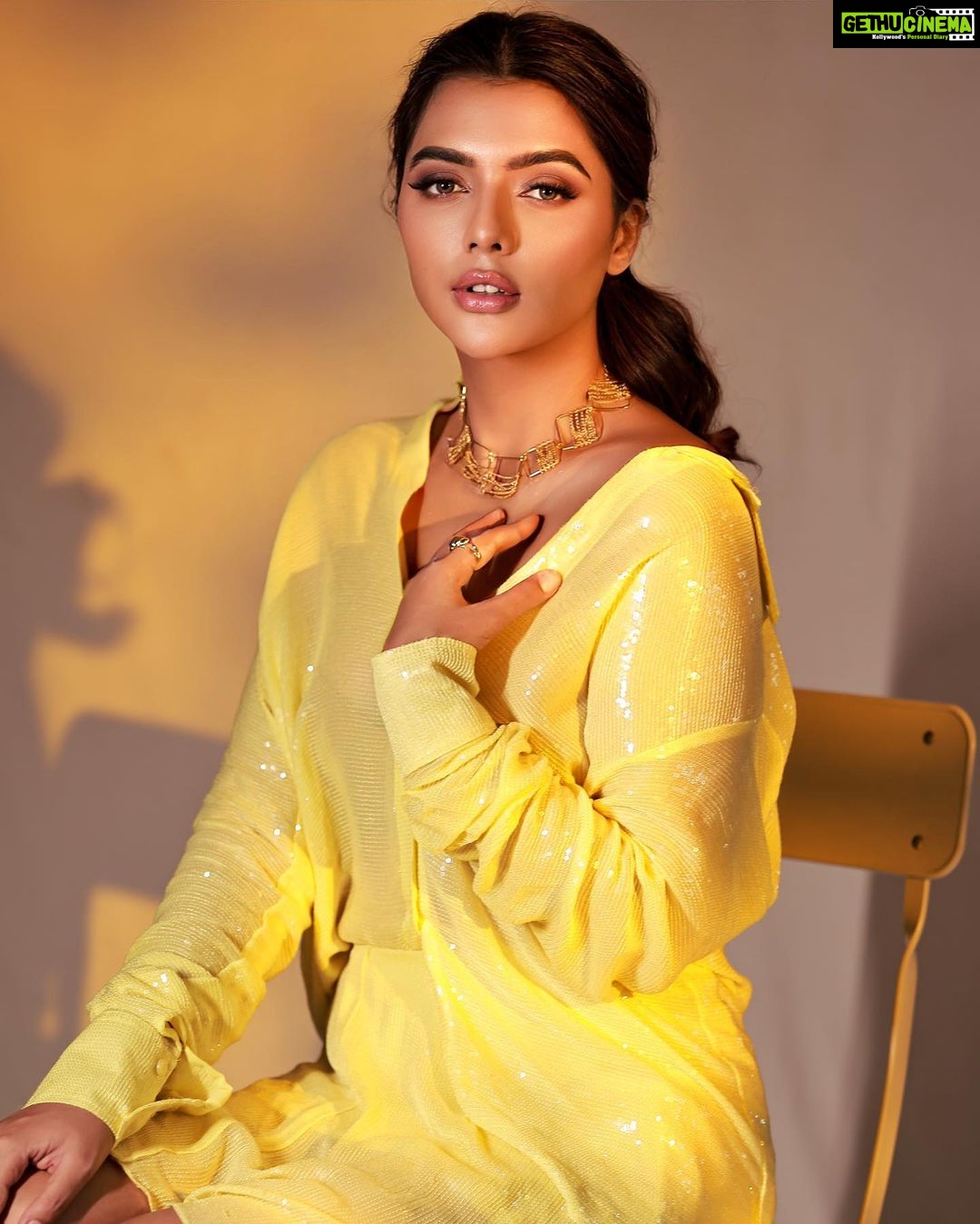 Ruhi Singh Instagram - Add some colour to life ☀️ yellow is actually one of my favourite colours. It’s the colour of happiness, sunshine and a new day. May you have a great time today ❤️ @amitkhannaphotography @makeupbynidhhikaushal @styledby_niral Outfit @deme_love_ Accessories @rentnflauntindia