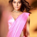 Ruhi Singh Instagram - Alexa play desi girl 💥 Happy Diwali everyone 🔥 Photo @amitkhannaphotography Hmua @makeupbynidhhikaushal Styling @styledby_niral Saree @ranbirmukherjeeofficial Accessories @rentnflauntindia
