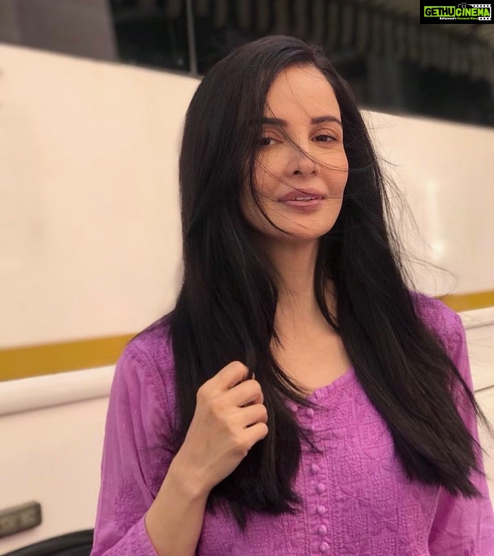 Rukhsar Instagram - Ek baar sunke iss song ke lyrics comment me likho!. No cheating!. Ek hee baar Sunna hai😊.