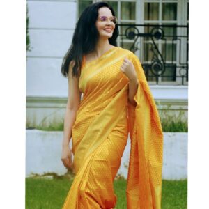 Rukhsar Instagram - Here's a big shout out to all the weavers from a small place in Uttar pradesh called Mau!.
They spend their days weaving these traditional banarsi sarees.Extreme weather conditions,power cuts,little margins are some of the many hurdles they face everyday.
One girl,under the brand name @yushacloset has brought Mau bunkars together,trying hard to give them fair wages,while keeping the traditional art alive.
Please support small businesses.
I ❤️ handloom.

.
#handloom #banarasisaree #smallbusinessindia #supportlocalbusiness #traditionalwear