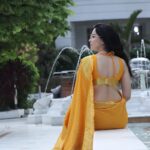 Rukhsar Instagram - Here's a big shout out to all the weavers from a small place in Uttar pradesh called Mau!. They spend their days weaving these traditional banarsi sarees.Extreme weather conditions,power cuts,little margins are some of the many hurdles they face everyday. One girl,under the brand name @yushacloset has brought Mau bunkars together,trying hard to give them fair wages,while keeping the traditional art alive. Please support small businesses. I ❤️ handloom. . #handloom #banarasisaree #smallbusinessindia #supportlocalbusiness #traditionalwear