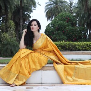 Rukhsar Instagram - Here's a big shout out to all the weavers from a small place in Uttar pradesh called Mau!.
They spend their days weaving these traditional banarsi sarees.Extreme weather conditions,power cuts,little margins are some of the many hurdles they face everyday.
One girl,under the brand name @yushacloset has brought Mau bunkars together,trying hard to give them fair wages,while keeping the traditional art alive.
Please support small businesses.
I ❤️ handloom.

.
#handloom #banarasisaree #smallbusinessindia #supportlocalbusiness #traditionalwear