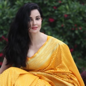 Rukhsar Instagram - Here's a big shout out to all the weavers from a small place in Uttar pradesh called Mau!.
They spend their days weaving these traditional banarsi sarees.Extreme weather conditions,power cuts,little margins are some of the many hurdles they face everyday.
One girl,under the brand name @yushacloset has brought Mau bunkars together,trying hard to give them fair wages,while keeping the traditional art alive.
Please support small businesses.
I ❤️ handloom.

.
#handloom #banarasisaree #smallbusinessindia #supportlocalbusiness #traditionalwear