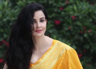 Rukhsar Instagram - Here's a big shout out to all the weavers from a small place in Uttar pradesh called Mau!. They spend their days weaving these traditional banarsi sarees.Extreme weather conditions,power cuts,little margins are some of the many hurdles they face everyday. One girl,under the brand name @yushacloset has brought Mau bunkars together,trying hard to give them fair wages,while keeping the traditional art alive. Please support small businesses. I ❤️ handloom. . #handloom #banarasisaree #smallbusinessindia #supportlocalbusiness #traditionalwear