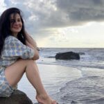 Rukhsar Instagram - Sea and Me. . Swipe please😻. . . #instagram #instagramers Apne Gaon Mein