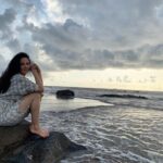 Rukhsar Instagram - Sea and Me. . Swipe please😻. . . #instagram #instagramers Apne Gaon Mein