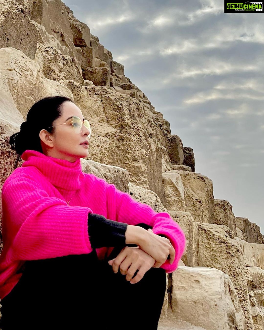 Rukhsar Instagram - “The Pyramid shape is said to hold many secrets and amazing properties! One of them is a sense of wonder”. Vera Nazarian. . #pyramidsofgiza #gizapyramids #mesmerising #majestic #wonderoftheancientworld #egypt #cairo Giza Pyramids