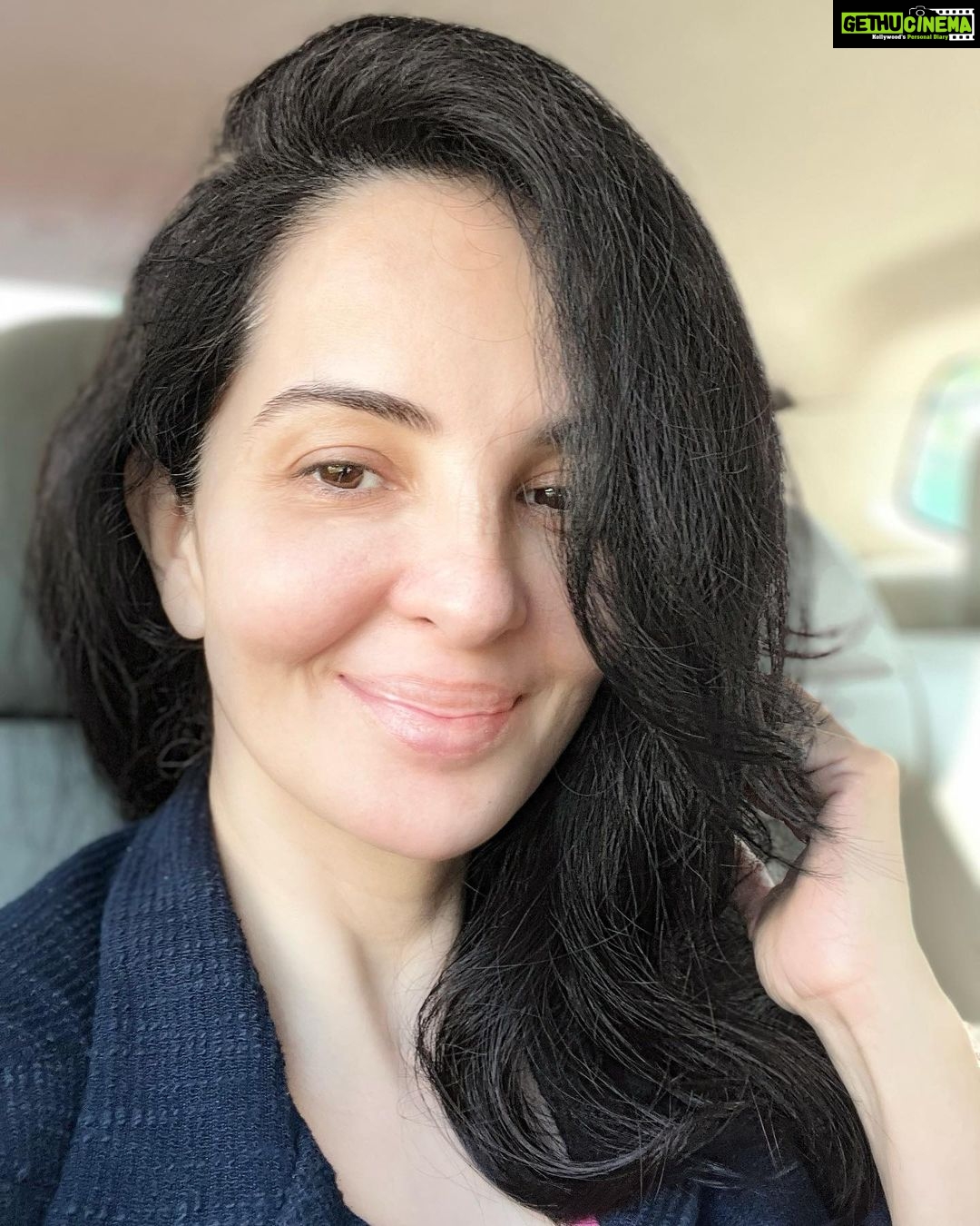 Rukhsar Instagram - . Sunlit and filter free🌻. . #mornings
