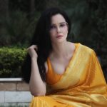 Rukhsar Instagram - Here's a big shout out to all the weavers from a small place in Uttar pradesh called Mau!. They spend their days weaving these traditional banarsi sarees.Extreme weather conditions,power cuts,little margins are some of the many hurdles they face everyday. One girl,under the brand name @yushacloset has brought Mau bunkars together,trying hard to give them fair wages,while keeping the traditional art alive. Please support small businesses. I ❤️ handloom. . #handloom #banarasisaree #smallbusinessindia #supportlocalbusiness #traditionalwear