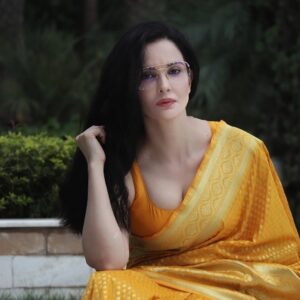 Rukhsar Instagram - Here's a big shout out to all the weavers from a small place in Uttar pradesh called Mau!.
They spend their days weaving these traditional banarsi sarees.Extreme weather conditions,power cuts,little margins are some of the many hurdles they face everyday.
One girl,under the brand name @yushacloset has brought Mau bunkars together,trying hard to give them fair wages,while keeping the traditional art alive.
Please support small businesses.
I ❤️ handloom.

.
#handloom #banarasisaree #smallbusinessindia #supportlocalbusiness #traditionalwear