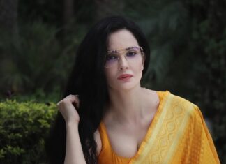 Rukhsar Instagram - Here's a big shout out to all the weavers from a small place in Uttar pradesh called Mau!. They spend their days weaving these traditional banarsi sarees.Extreme weather conditions,power cuts,little margins are some of the many hurdles they face everyday. One girl,under the brand name @yushacloset has brought Mau bunkars together,trying hard to give them fair wages,while keeping the traditional art alive. Please support small businesses. I ❤️ handloom. . #handloom #banarasisaree #smallbusinessindia #supportlocalbusiness #traditionalwear
