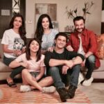 Rukhsar Instagram - Gujrals really love eachother! Well,some times🤭 especially if it's a photo op! . #thegonegame2 #gujralfamily #workingstills #lovelycoactors #kickassteam @bodhitreemultimedia @voot #abhisheksengupta