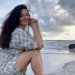 Rukhsar Instagram - Sea and Me. . Swipe please😻. . . #instagram #instagramers Apne Gaon Mein
