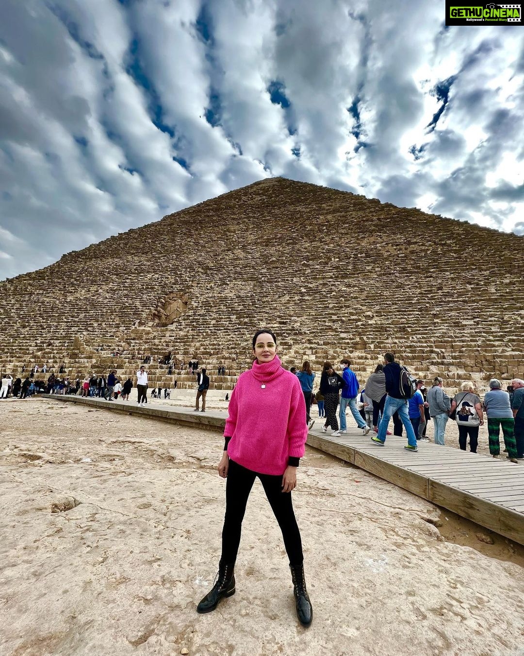 Rukhsar Instagram - “The Pyramid shape is said to hold many secrets and amazing properties! One of them is a sense of wonder”. Vera Nazarian. . #pyramidsofgiza #gizapyramids #mesmerising #majestic #wonderoftheancientworld #egypt #cairo Giza Pyramids