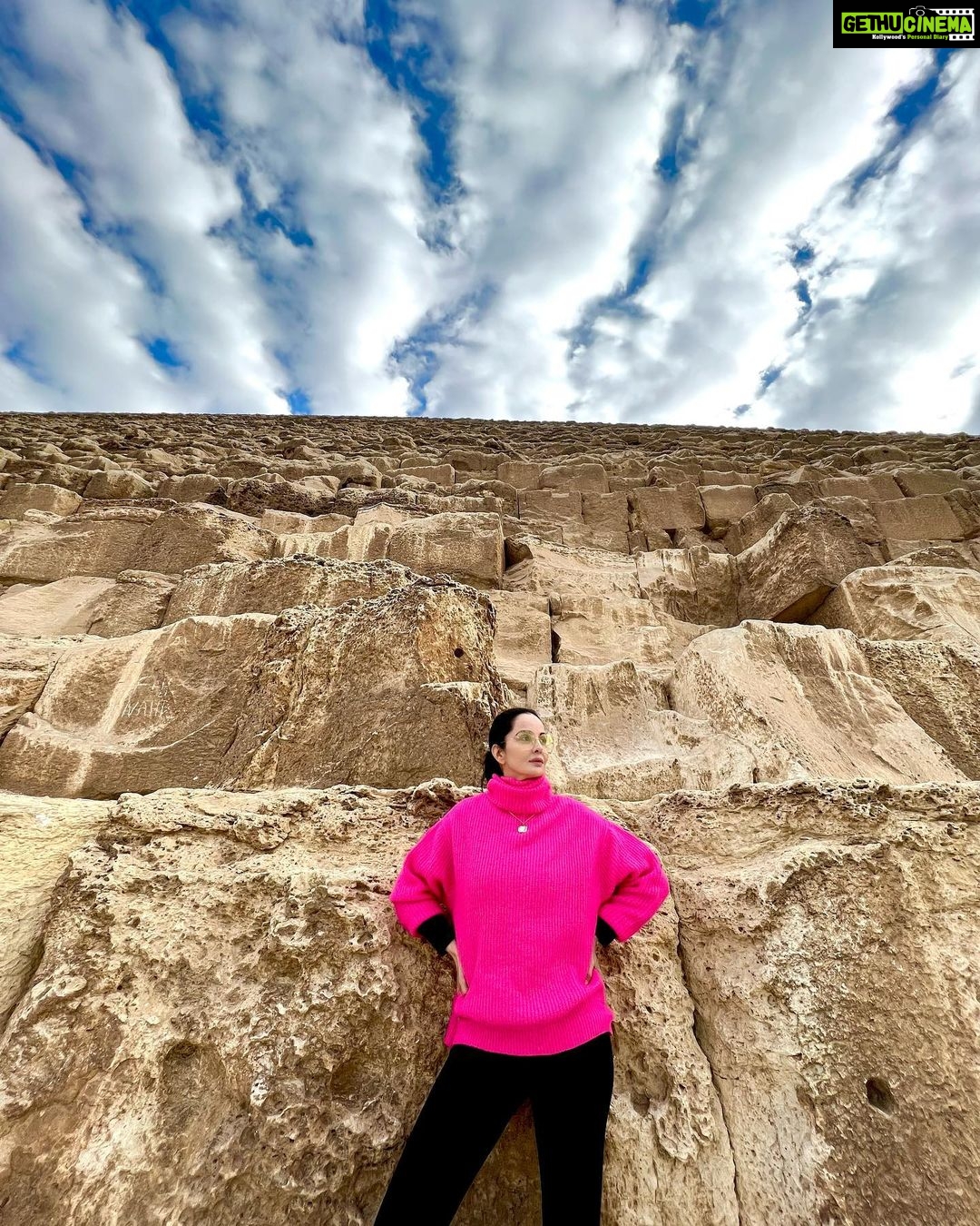 Rukhsar Instagram - “The Pyramid shape is said to hold many secrets and amazing properties! One of them is a sense of wonder”. Vera Nazarian. . #pyramidsofgiza #gizapyramids #mesmerising #majestic #wonderoftheancientworld #egypt #cairo Giza Pyramids