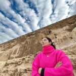 Rukhsar Instagram - “The Pyramid shape is said to hold many secrets and amazing properties! One of them is a sense of wonder”. Vera Nazarian. . #pyramidsofgiza #gizapyramids #mesmerising #majestic #wonderoftheancientworld #egypt #cairo Giza Pyramids