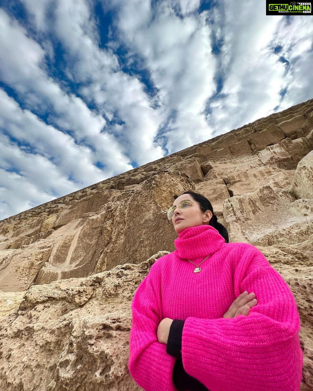 Rukhsar Instagram - “The Pyramid shape is said to hold many secrets and amazing properties! One of them is a sense of wonder”. Vera Nazarian. . #pyramidsofgiza #gizapyramids #mesmerising #majestic #wonderoftheancientworld #egypt #cairo Giza Pyramids