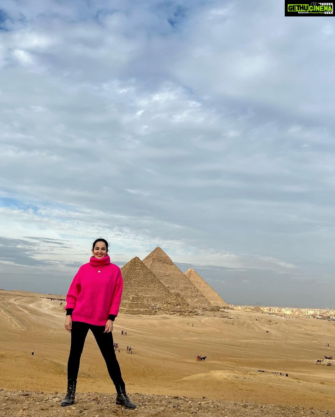 Rukhsar Instagram - “The Pyramid shape is said to hold many secrets and amazing properties! One of them is a sense of wonder”. Vera Nazarian. . #pyramidsofgiza #gizapyramids #mesmerising #majestic #wonderoftheancientworld #egypt #cairo Giza Pyramids