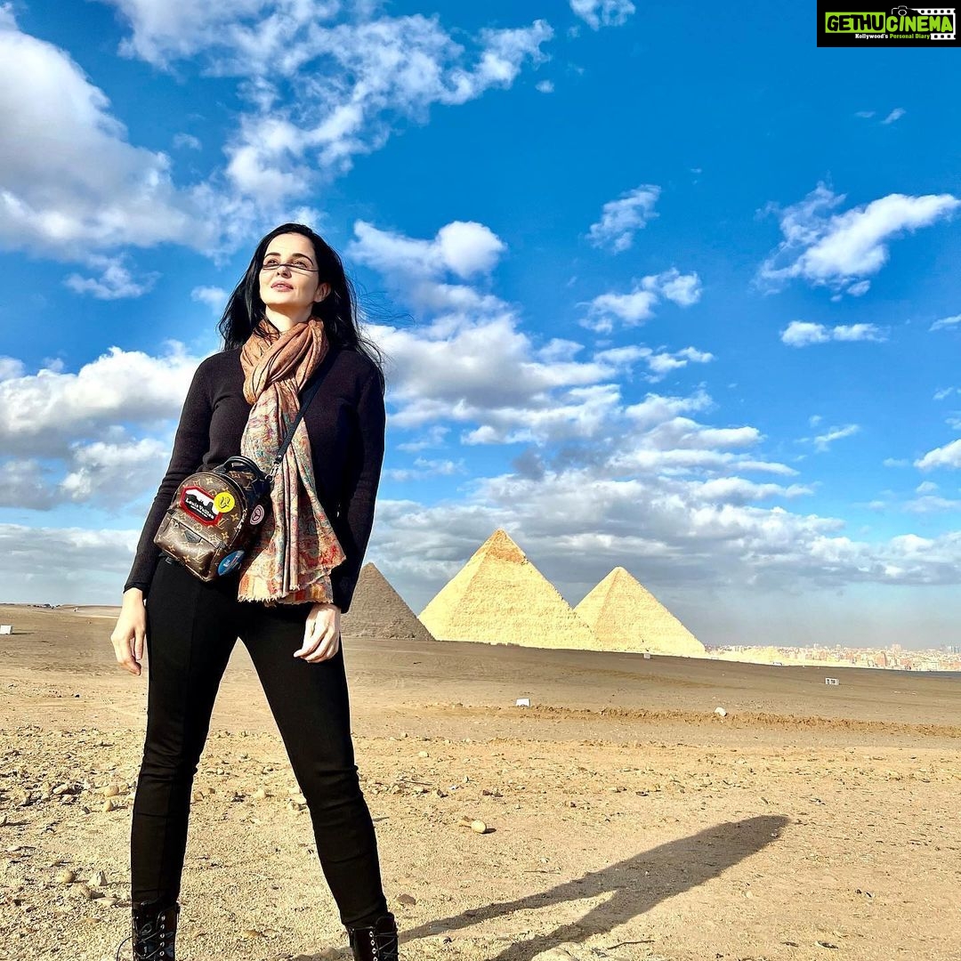 Rukhsar Instagram - Magnificent!. #pyramids #pyramidsofgiza #magnificent #wonderoftheworld #egypt Cairo, Egypt