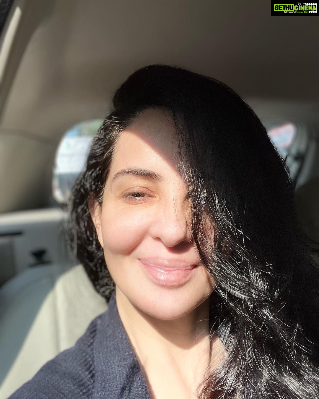 Rukhsar Instagram - . Sunlit and filter free🌻. . #mornings