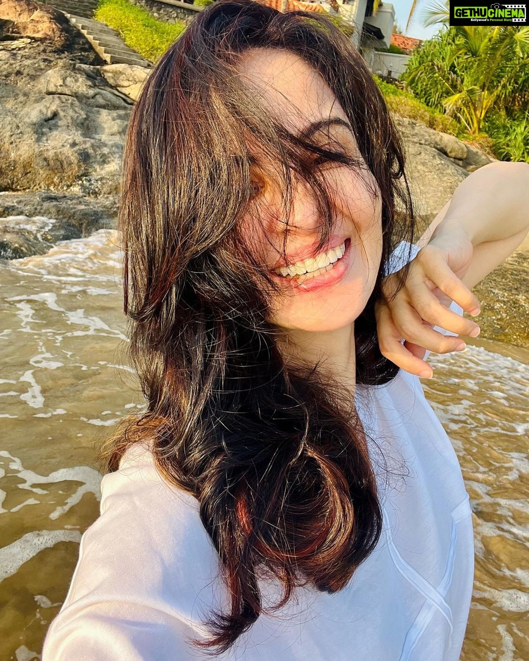 Rukhsar Instagram - . Sunshine in Srilanka🌻. . #srilanka #lanka #beach #sunshine #colombo #bantota_beach Colombo, Sri Lanka