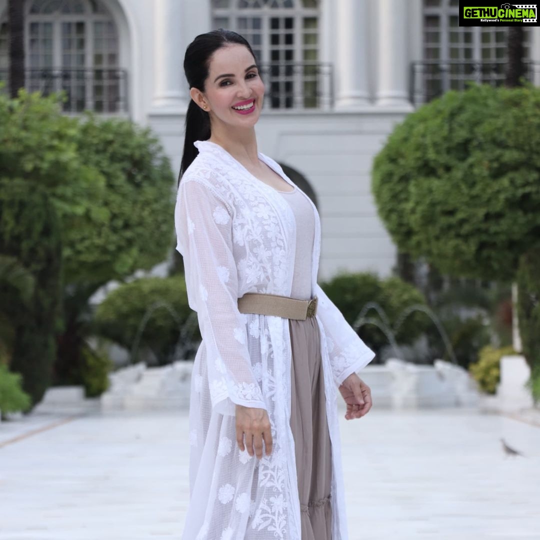Rukhsar Instagram - My Love for the colour White and lucknowi chikankaari is eternalš¤. . #chikankari #handembroidery #india #white #sunlightphotography #indianartisans