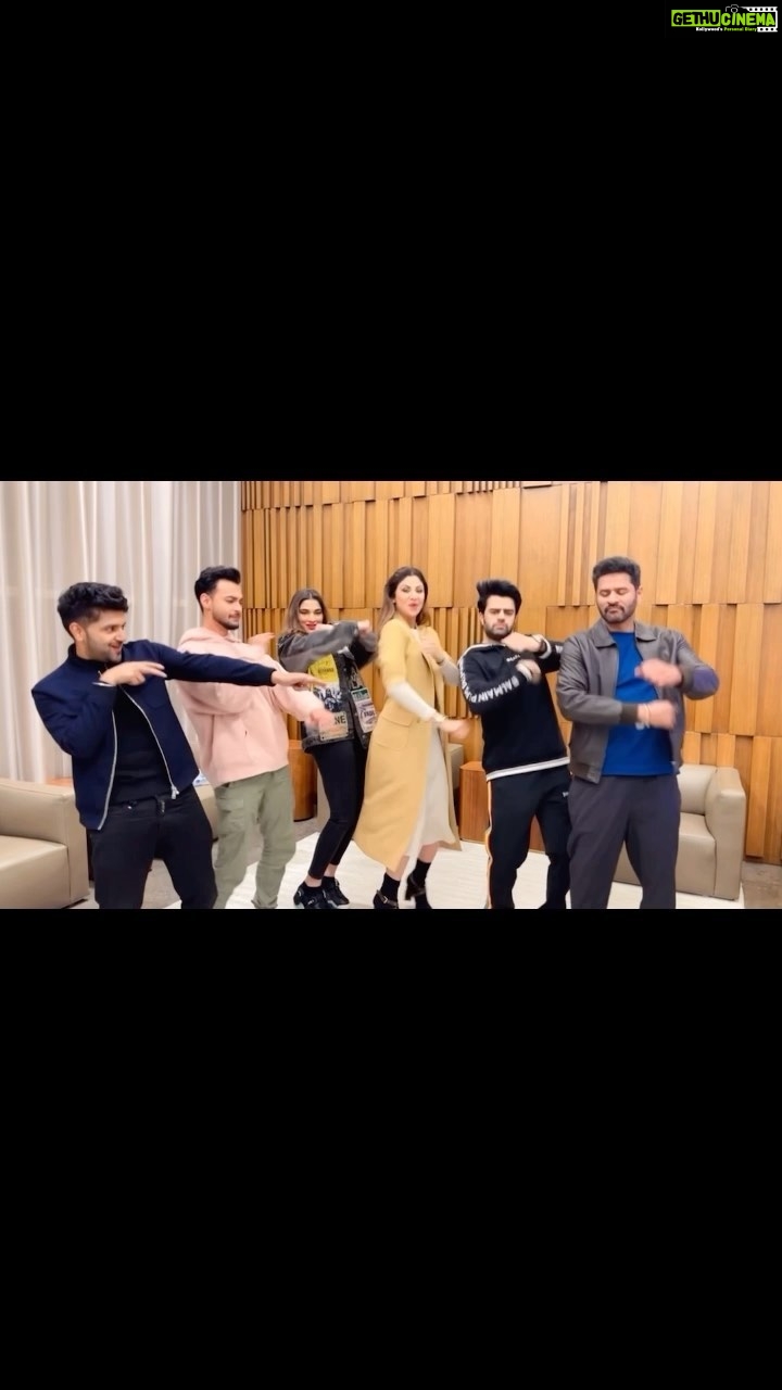 Saiee Manjrekar Instagram - Ok. We’ve got fire in our arms and we’re #Reloaded 😜 @prabhudevaofficial @gururandhawa @manieshpaul @aaysharma . . . . . #DabanggTheTourReloaded #gratitude #blessed #riyadhseason #reelitfeelit #reelkarofeelkaro #reelsvideo #okok #trendingreels