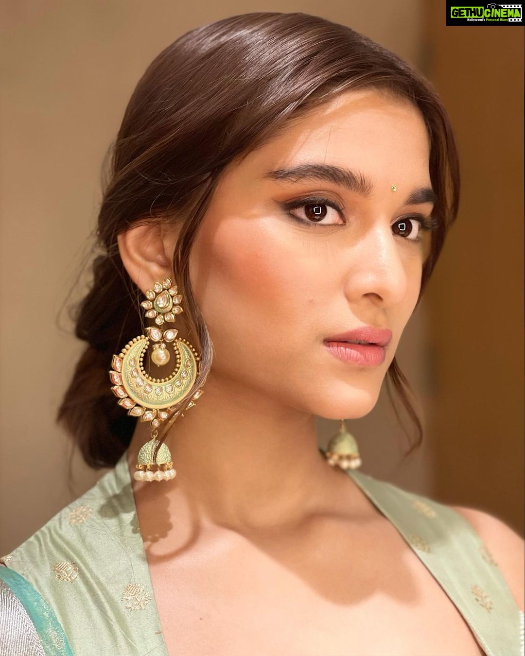 Saiee Manjrekar Instagram - गुडीपाडव्याच्या भरभरून शुभेच्छा! Happy Ugadi & Navratri! Ramadan Mubarak! 🤍 Outfit: @warpnweftbysagarikarai Earrings: @anaqajewels Bangles: @minerali_store Styled by @kareenparwani Assisted by @styledbyanuja @anushkasolanki98