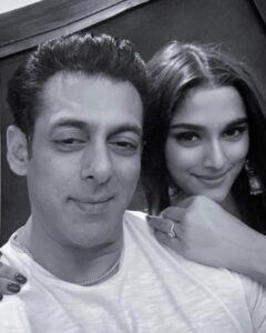 Saiee Manjrekar Instagram - Happy Birthday @beingsalmankhan sir! Thank you for being my mentor, guide, first hero and for giving me a chance to be Khushi. Always going to look up to you!