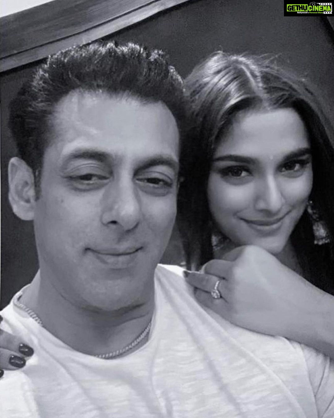 Saiee Manjrekar - 233.7K Likes - Happy Birthday @beingsalmankhan sir! Thank you for being my mentor, guide, first hero and for giving me a chance to be Khushi. Always going to look up to you!
