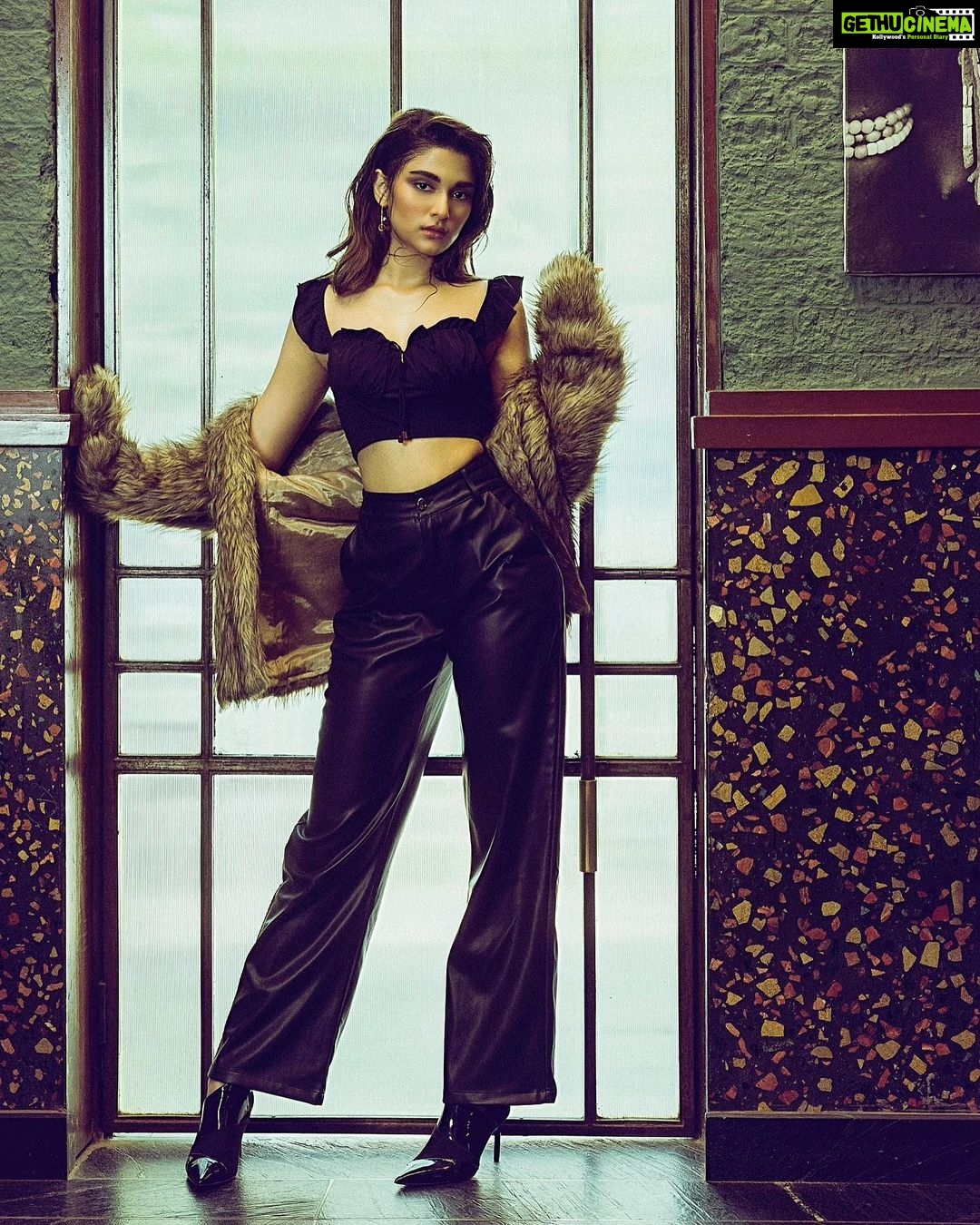 Saiee Manjrekar Instagram - ♾ Make up : @tush_91 Hair : @sheetal_f_khan Styling : @malvika_tater Photographer: @appurvashah Location: @terttuliamumbai Outfit @kayjaybykritika Jewellery @anantafinejewlry @thewisedesign