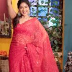 Sakshi Agarwal Instagram – 🥰
.
.
#feelitreelit #instagramreels #reelsinstagram #redsaree #smokephotography #sakshiagarwal #diwalivibes #diwalispecial #sareelove #instastyle #instafashion #biggbosstamil
.
Mua – @dhiya_makeoverartistry
Hairstylist- @sudhamakeupartistry 
Costume @sesha_bridalwear 
@kavitha_ayyavoo 
Jewels
@b3_bridal_rentaljewellery 
Space – @mottamaadi_space
DOP – @ud__photography_
Cinematography – @_muthu_kumar_mk
Assist – @siva12_official 
.