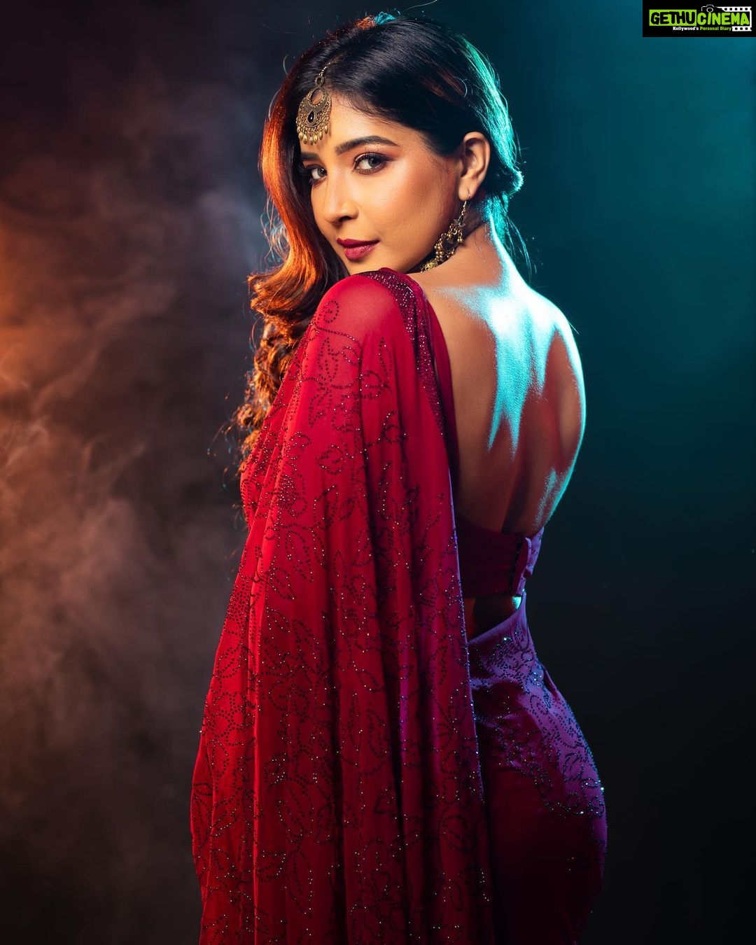Sakshi Agarwal Instagram - Happy Diwali everyone ❤️ Let your life have the all shades of success you deserve ❤️ . Mua - @dhiya_makeoverartistry Hairstylist - @sudhamakeupartistry Styling - @nfc_navyathafashioncouture Space - @mottamaadi_space DOP - @ud__photography_ Cinematography - @_muthu_kumar_mk Assist - @siva12_official . #sakshiagarwal #diwalioutfit #diwalivibes #festivewear #sareelove Chennai, India