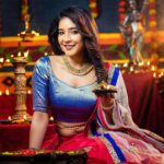 Sakshi Agarwal Instagram - Wish you all a very very happy and prosperous Diwali 🪔🪔🪔 Spread love , joy and may this festival brighten up your life in every possible way. . MAU - @dhiya_makeoverartistry Hairstylish - @jaymakeup_artistry Wardrobe - @labelswarupa Jewellery - @original_narayanapearls Space - @mottamaadi_space DOP - @ud__photography_ Cinematography - @_muthu_kumar_mk Assist - @siva12_official . #diwali2022 #diwaliwishes #diwalioutfit #festivewear #festivevibes #sakshiagarwal #festivemood #lehengalove Chennai, India