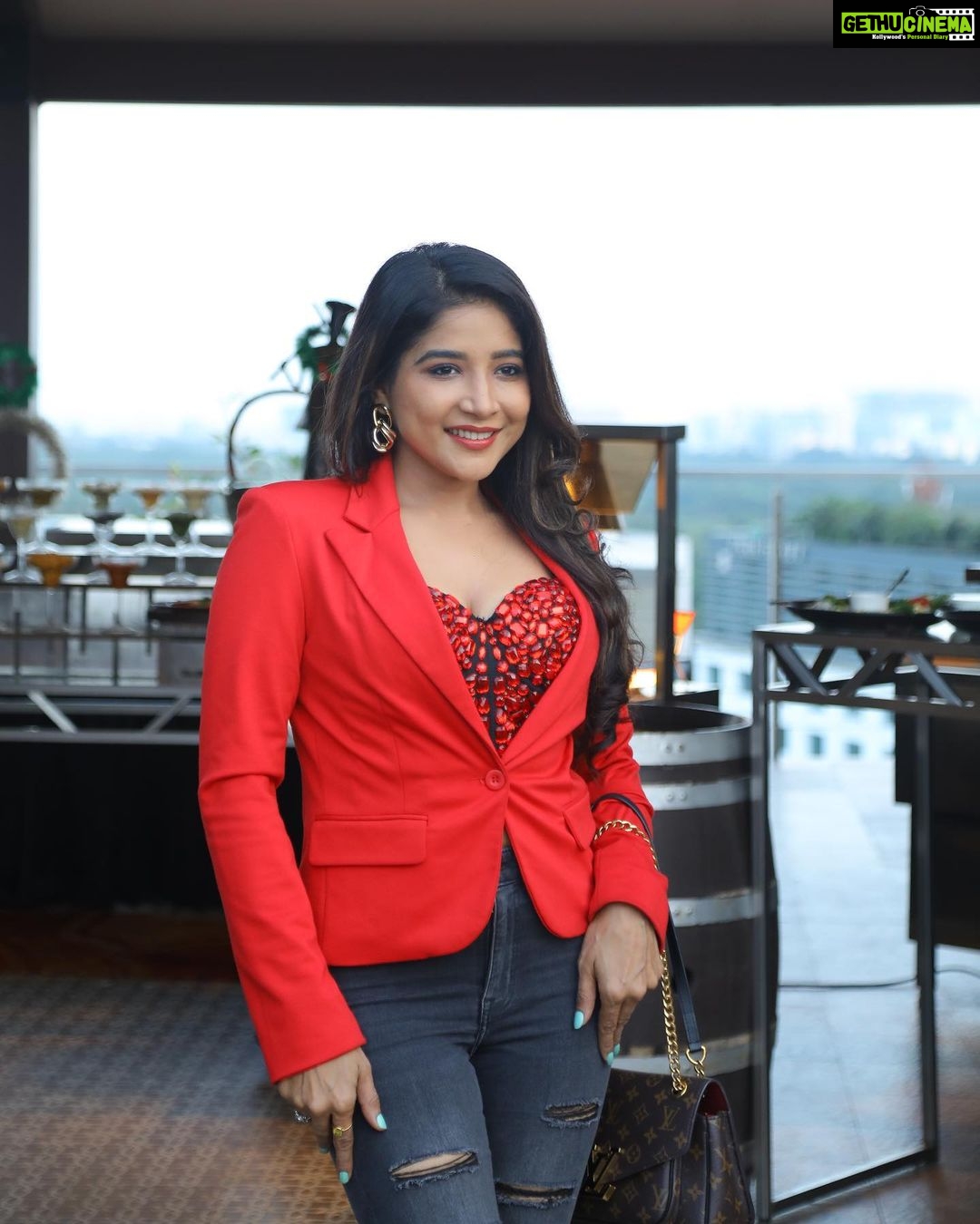 Sakshi Agarwal Instagram - Fun time #cakemixingceremony @ramadaplazachennai bringing in #Christmas festive vibez😍 . #christmasspirit #cakemixing #redblazer #redcorset #festivewear #lifestyle #faahion Chennai, India