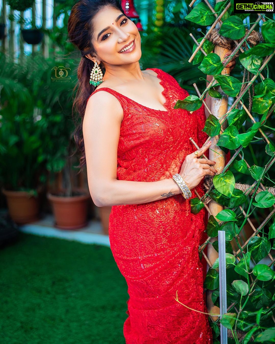 Sakshi Agarwal Instagram - Lets look forward to good things❤️ My movie #Guest2 #Guest2MotionPoster launch today at 5 pm❤️ Would love to hear ur response🔥 . Mua - @dhiya_makeoverartistry Hairstylist- @sudhamakeupartistry Costume @sesha_bridalwear @kavitha_ayyavoo Jewels @b3_bridal_rentaljewellery Space - @mottamaadi_space DOP - @ud__photography_ Assist - @siva12_official . . #instagramreels #reelsindia #reelsinstagram #feelitreelit #actress #trendingreels #celebrationreel #foryou #sareereels #redsaree❤ #biggboss #transitionreels Chennai, India