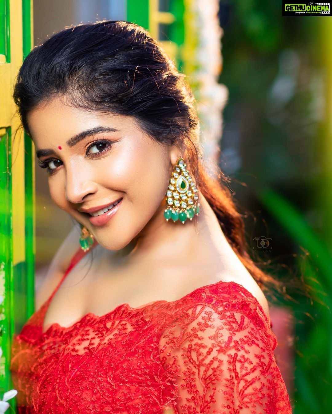 Sakshi Agarwal Instagram - Lets look forward to good things❤️ My movie #Guest2 #Guest2MotionPoster launch today at 5 pm❤️ Would love to hear ur response🔥 . Mua - @dhiya_makeoverartistry Hairstylist- @sudhamakeupartistry Costume @sesha_bridalwear @kavitha_ayyavoo Jewels @b3_bridal_rentaljewellery Space - @mottamaadi_space DOP - @ud__photography_ Assist - @siva12_official . . #instagramreels #reelsindia #reelsinstagram #feelitreelit #actress #trendingreels #celebrationreel #foryou #sareereels #redsaree❤ #biggboss #transitionreels Chennai, India