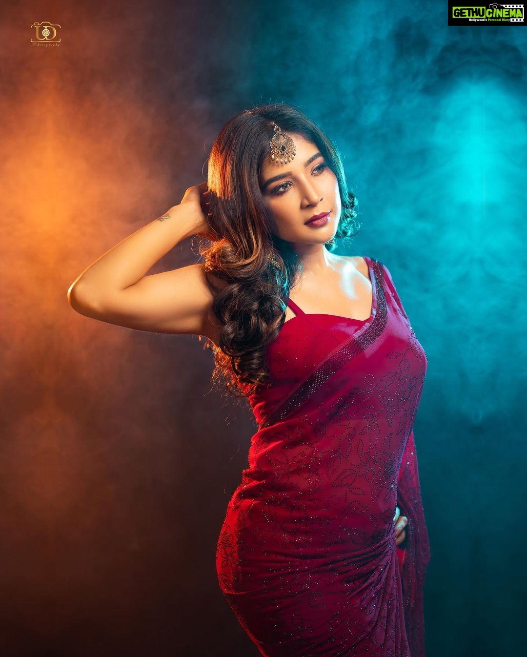 Sakshi Agarwal Instagram - Let your soul Glam✨🔥 . Mua - @dhiya_makeoverartistry Hairstylist - @sudhamakeupartistry Styling - @nfc_navyathafashioncouture Space - @mottamaadi_space DOP - @ud__photography_ Cinematography - @_muthu_kumar_mk Assist - @siva12_official . #sakshiagarwal #diwalioutfit #diwalivibes #festivewear #sareelove