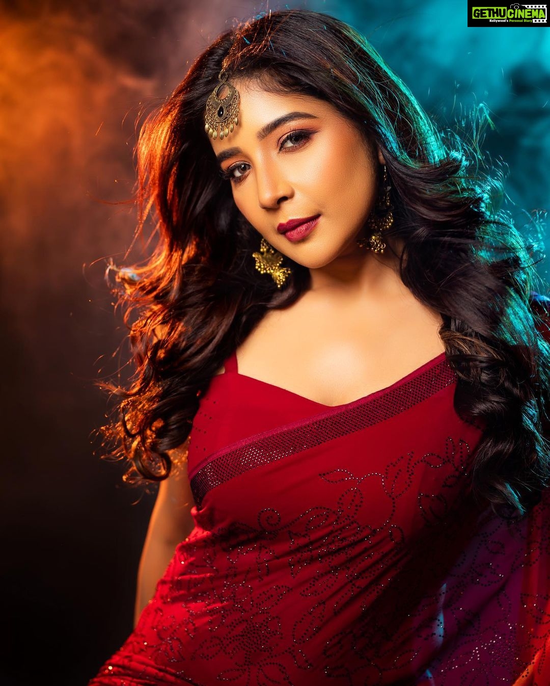 Sakshi Agarwal Instagram - Let your soul Glam✨🔥 . Mua - @dhiya_makeoverartistry Hairstylist - @sudhamakeupartistry Styling - @nfc_navyathafashioncouture Space - @mottamaadi_space DOP - @ud__photography_ Cinematography - @_muthu_kumar_mk Assist - @siva12_official . #sakshiagarwal #diwalioutfit #diwalivibes #festivewear #sareelove
