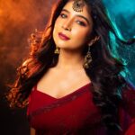 Sakshi Agarwal Instagram - Let your soul Glam✨🔥 . Mua - @dhiya_makeoverartistry Hairstylist - @sudhamakeupartistry Styling - @nfc_navyathafashioncouture Space - @mottamaadi_space DOP - @ud__photography_ Cinematography - @_muthu_kumar_mk Assist - @siva12_official . #sakshiagarwal #diwalioutfit #diwalivibes #festivewear #sareelove