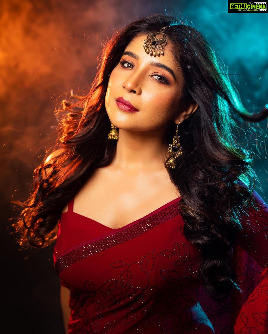 Sakshi Agarwal Instagram - Let your soul Glam✨🔥 . Mua - @dhiya_makeoverartistry Hairstylist - @sudhamakeupartistry Styling - @nfc_navyathafashioncouture Space - @mottamaadi_space DOP - @ud__photography_ Cinematography - @_muthu_kumar_mk Assist - @siva12_official . #sakshiagarwal #diwalioutfit #diwalivibes #festivewear #sareelove